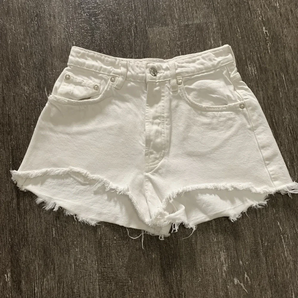 Zara Women's Denim Shorts Size 2 High Rise Cut Off Raw Hem White‎ Destroyed